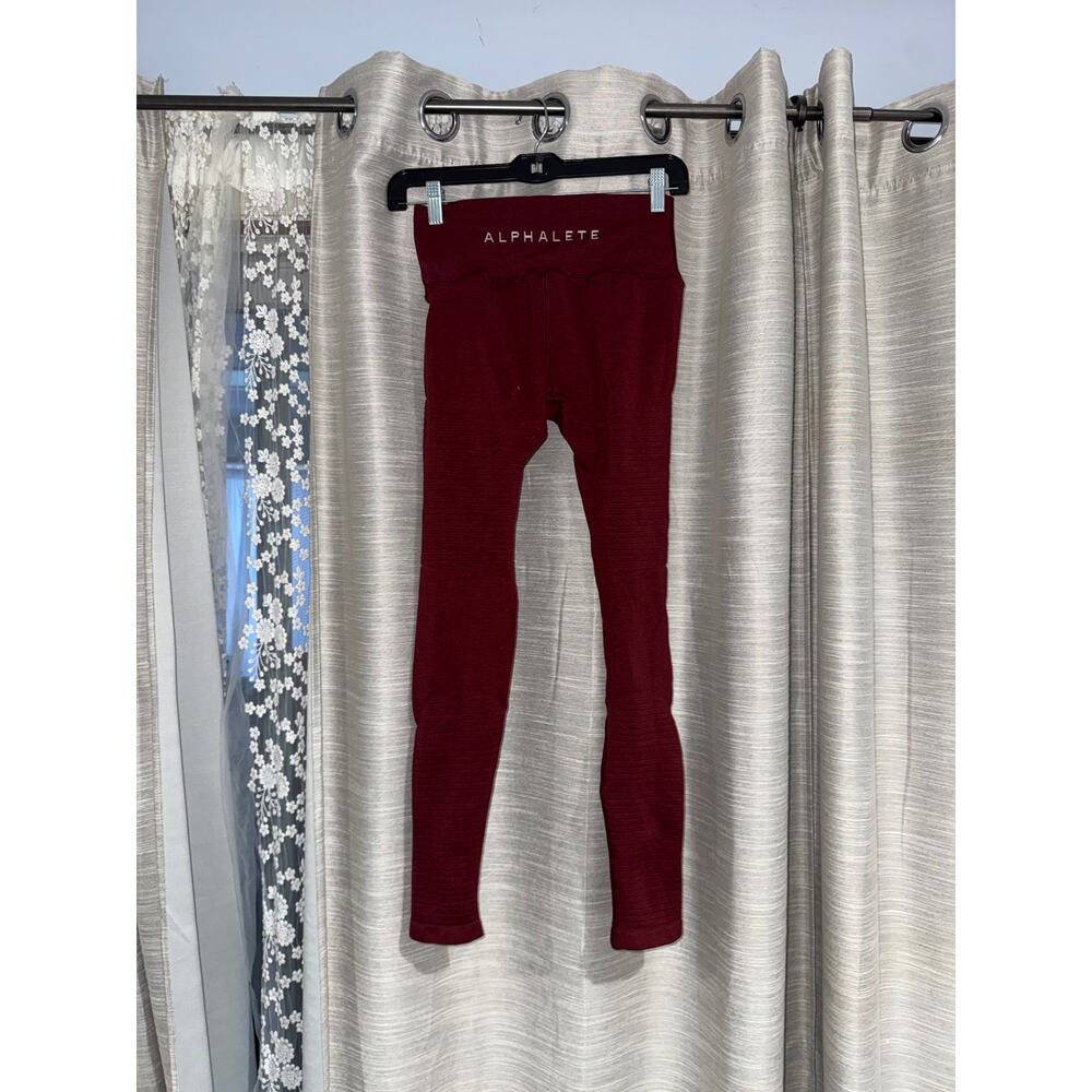 Alphalete Athletics seamless textured leggings in maroon size medium